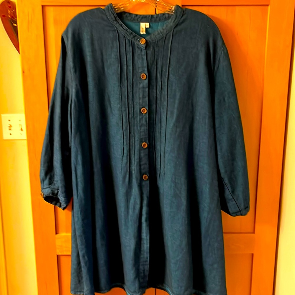 Women’s 3/4 sleeve top made by Kleen.  Size XL